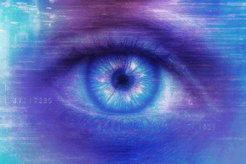 Stilisierte Nahaufnahme eines menschlichen Auges in Blau- und Lilatönen, mit digitalem Glitch-Effekt und eingeblendeten Zahlen.