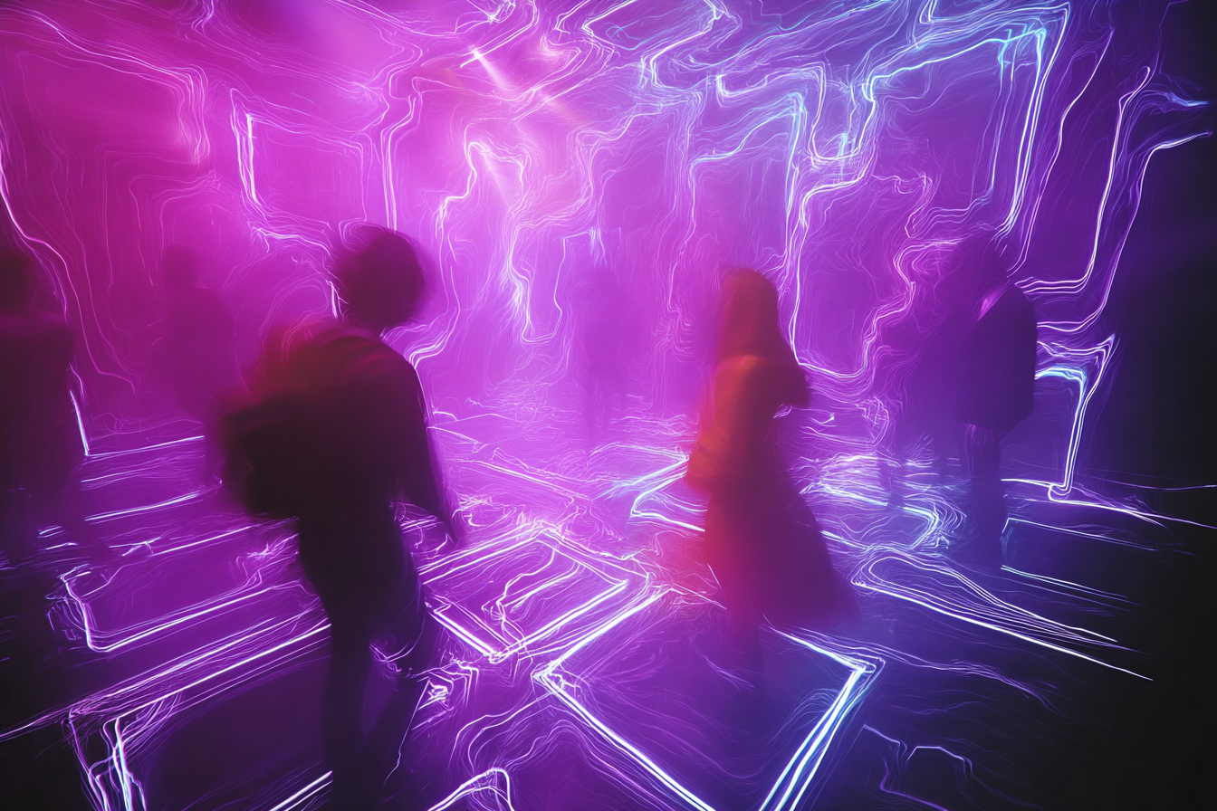 Personen bewegen sich durch eine abstrakte, leuchtende digitale Umgebung in Violett- und Blautönen