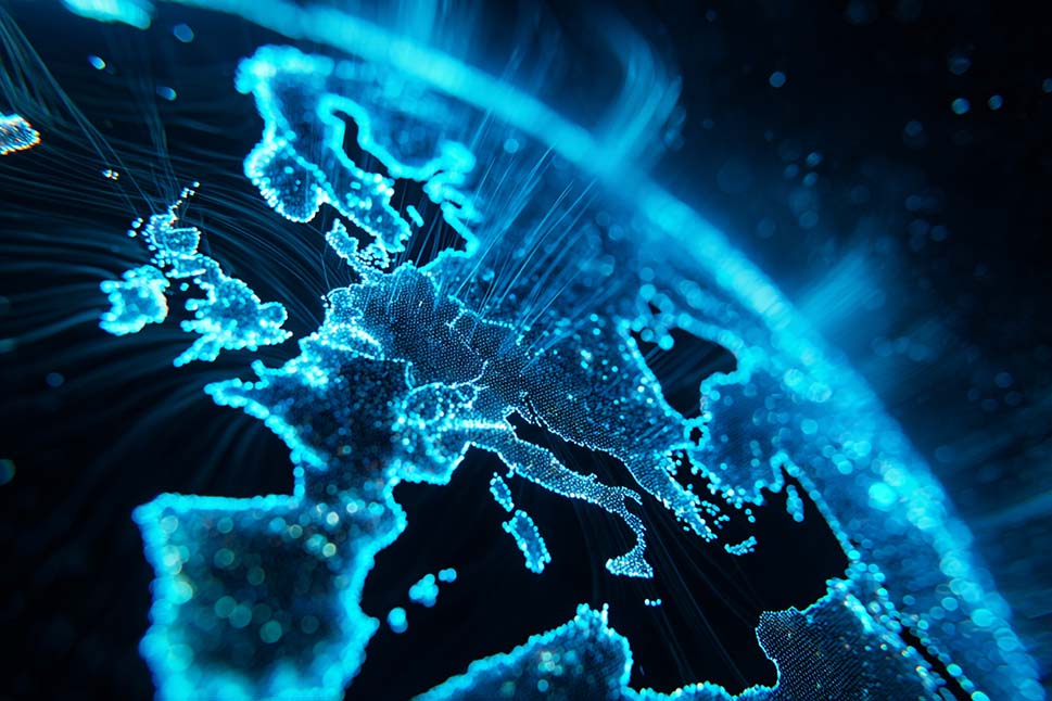 Nahaufnahme eines leuchtenden digitalen Globus, der Datennetzwerke und globale Vernetzung darstellt.