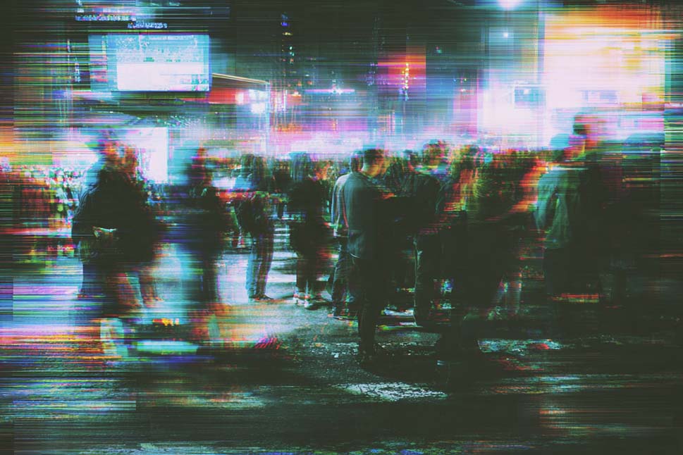 Unscharfe Menschenmenge in einer belebten Großstadt bei Nacht, umgeben von hellen Lichtern und Leuchtreklamen.“