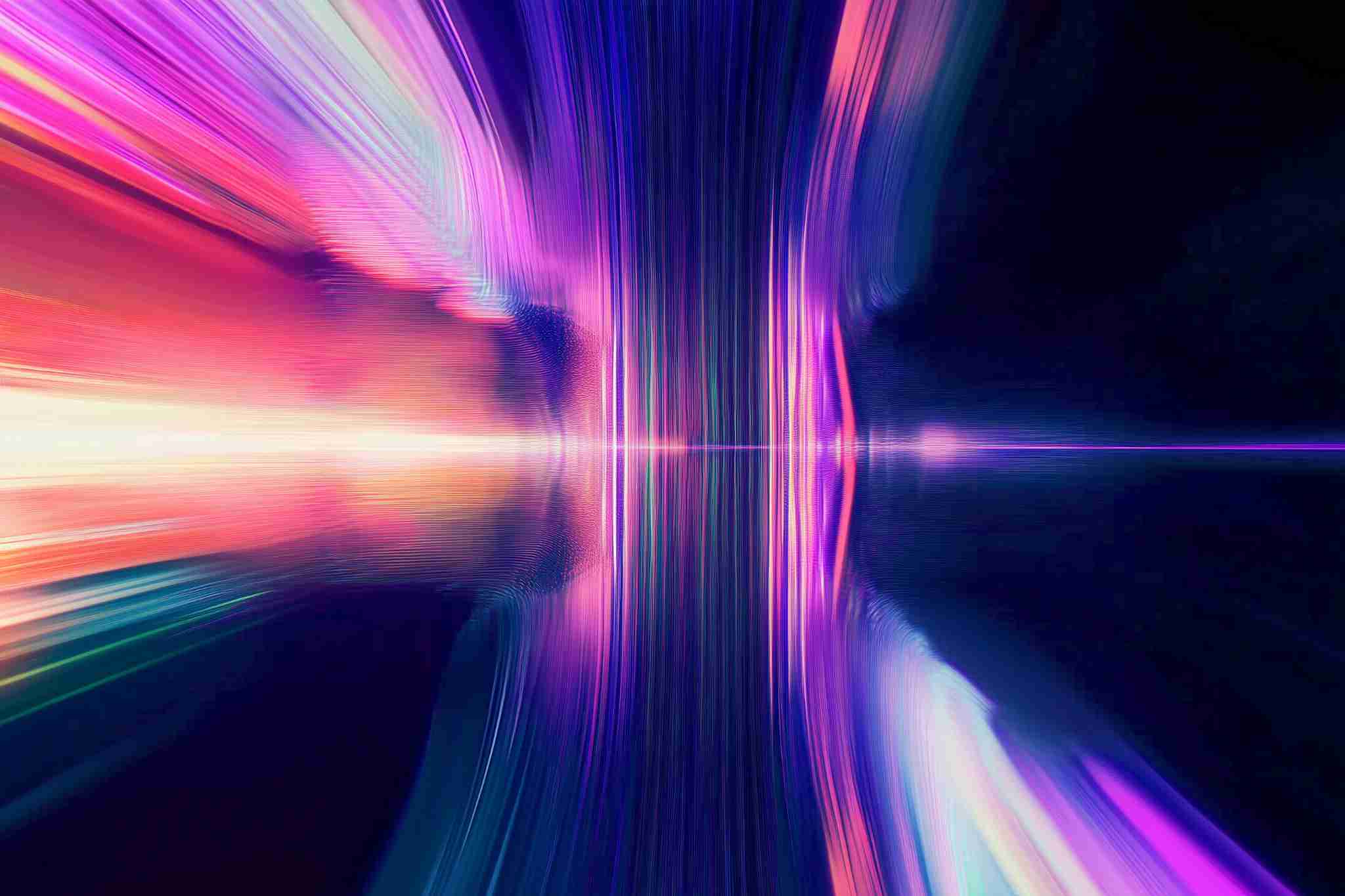 Abstraktes digitales Lichtmuster mit leuchtenden Linien in Violett, Pink und Blau, das eine futuristische Bewegung oder ein Portal andeutet.